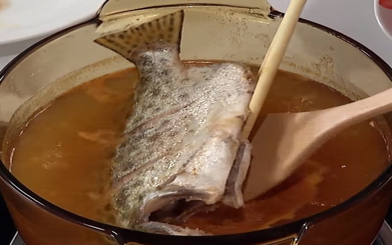 Nấu nước lẩu cá dìa