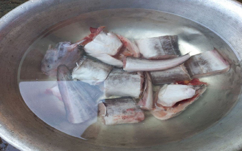 Sơ chế cá ngát để khử mùi tanh của cá