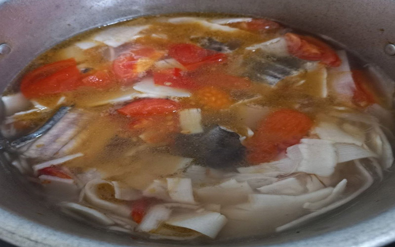 Nấu canh chua cá ngát với măng