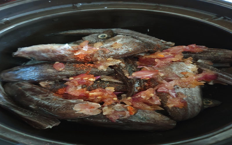 Sơ chế cá ngát thật sạch để khử mùi tanh 