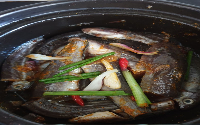 Ướp cá khoảng 15 phút chúng ta bật bếp đun cá với lửa vừa