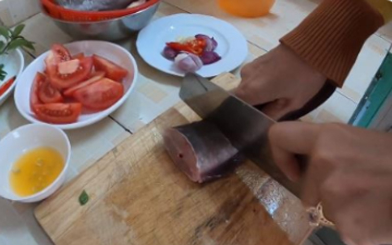 Sơ chế cá ngát nấu canh chua