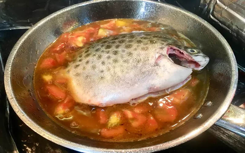Kho cá nâu với cà chua