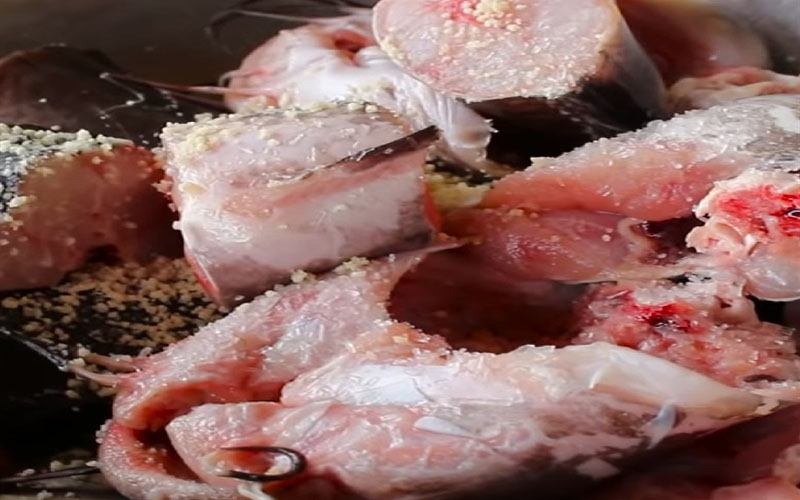 Sơ chế cá ngát và ướp cá khoảng 15 phút cho cá ngấm gia vị